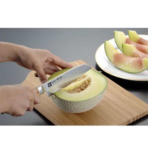 ミドル三徳包丁使用例<br>メロンのような皮の硬い果物もスパッ!