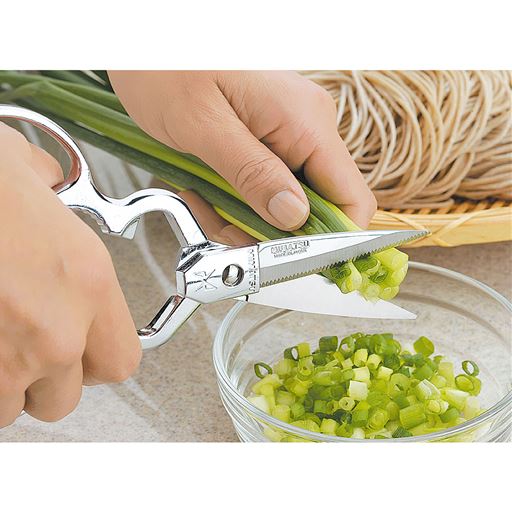 小ネギのように細かく切りたいものも鋏を使えばスパッと切れて、まな板も必要ありません。