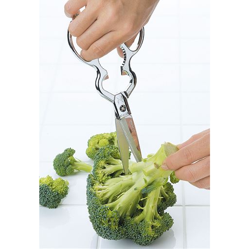 刃厚を薄くした刃と刃の合わせは職人が1丁1丁、手作業で調整しながら仕上げており、軽い力でも鋭い切れ味を生み出します。