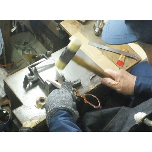 製造元の金鹿工具製作所は刃物の産地新潟県三条市で、金切鋏の専門メーカーとして昭和4年に創業。「永く使いやすい鋏づくり」をコンセプトに1丁1丁、丁寧につくり続けています。