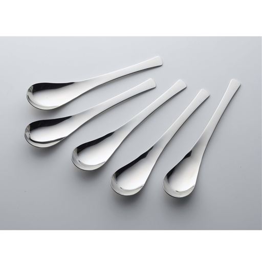 重ねやすいので収納もしやすく、大き目ながら5本あってもかさばらない! 燕三条の熟練の職人が手がけたレンゲスプーンです。