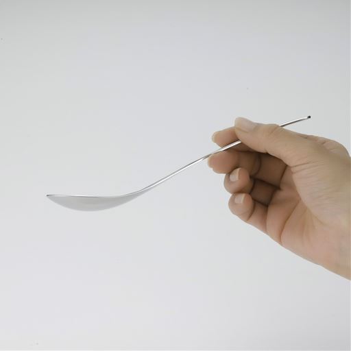 レンゲのように深すぎないので、口に運びやすいのもうれしい。