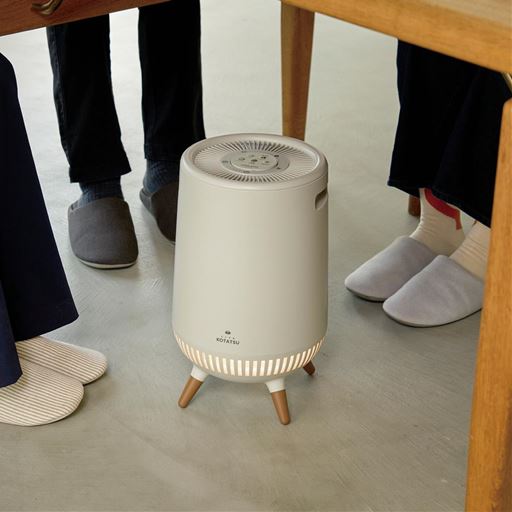 足元からワイドに広がる360°温風<br>本体下部の吹出口から、冷気がたまりやすい足元に360°温風が広がります。※イメージ