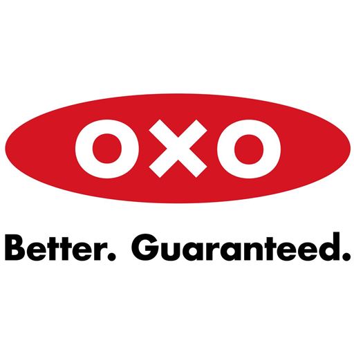 OXOは1990年にニューヨークで誕生したブランド。創始者のサム・ファーバーは、関節炎を患う妻が調理器具を使いづらそうにしている姿を見て、「もっと持ちやすく、使いやすいキッチングッズを作ろう」と思い立ちました。その想いが、OXOシリーズの誕生につながりました。