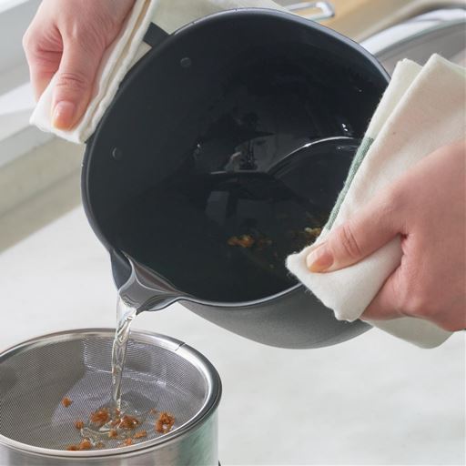 両手で握れる取っ手付きで油の移し替えもラク