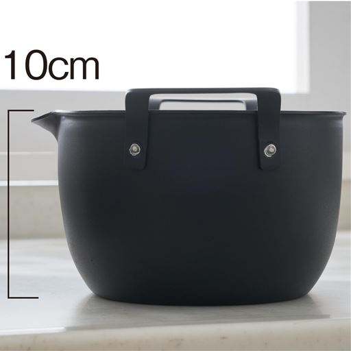 深さがあり、調理時の油はねも側面がガード