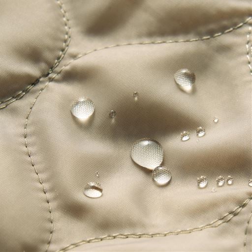 水仕事もOK!表面にははっ水加工が施されており、キッチンなどの水回りも安心。