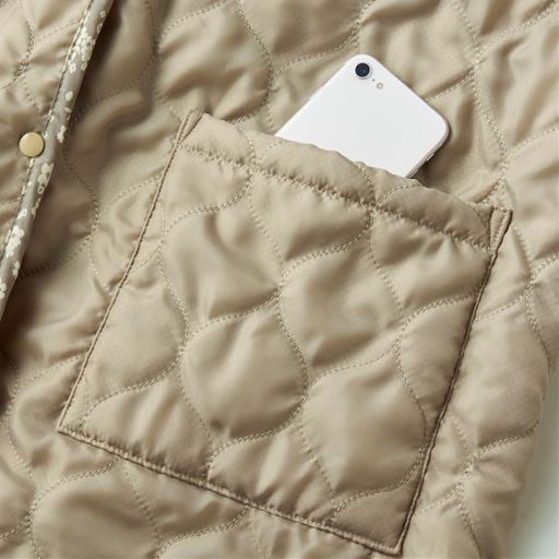 スマホやメモ帳がすっぽり入るポケット付き。