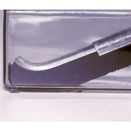 ブラシの先端が「Jの字」になっているので、歯ブラシでは届かなかった細かいすき間や角にもしっかりフィット。