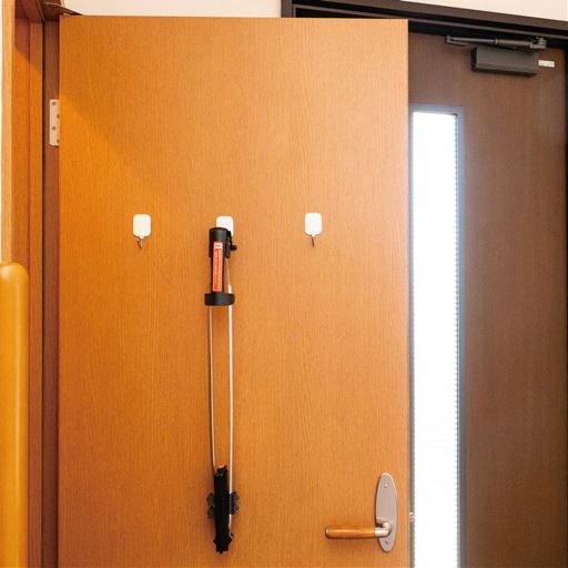 扉裏などに吊って収納できるスリムサイズ