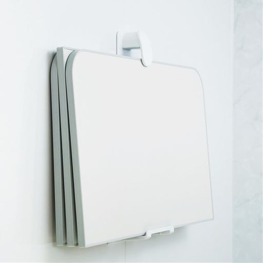 ホワイト 仕切りがすきまを確保し、風通しよく、乾燥を早めます。接地面の少ない浮かせ収納でヌメリや水垢を抑え衛生的に。