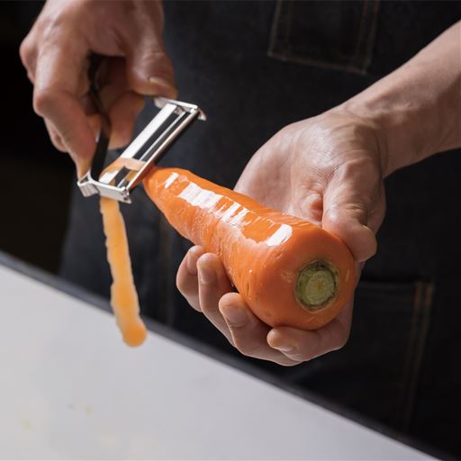 「飯田屋」が世界中の200種類以上のピーラーを使い比べて開発された、感動的な切れ味を誇るピーラーです。