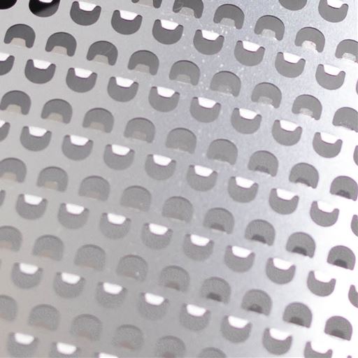 食材をスパッとおろす絶妙な角度の刃!  0.01mm単位の調整にこだわったおろし金の刃は、今まで体験したことのない味わいに。