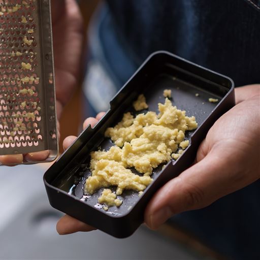 便利な受け皿付き 受け皿がついているので食材が飛び散らず、またガタガタせず安定しておろすことができます。