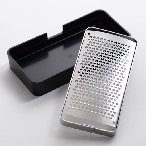 おろし金を裏返して、収納できるから便利。