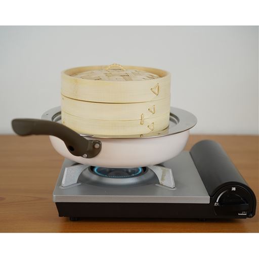 せいろ用蒸し台を使えば、お手持ちの約24～26cmのフライパンで蒸し料理が作れます。