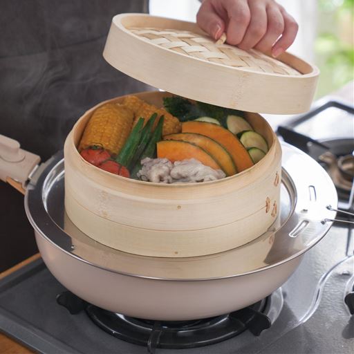 冷蔵庫のものを、ぽんぽん入れて蒸すだけでごちそうに! 調湿性が高く、お料理が映える「竹製」のせいろです。