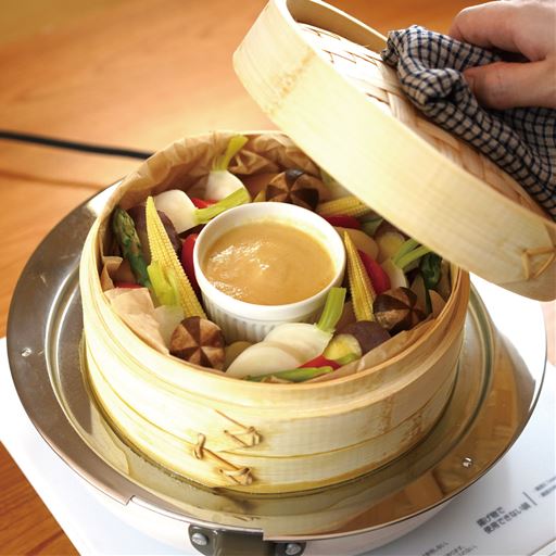 お家にある深型フライパンで手軽に蒸し料理を楽しめます。お野菜やパンを蒸して、健康&おしゃれな食生活を♪<br>※蒸し台は別売りです(WF-7439)