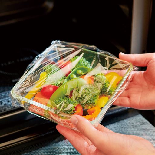 しなやかに伸び、様々な容器にもピタッと貼りつく!