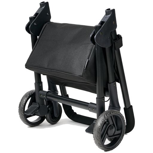 バッグを付けたまま折りたため、自立するので収納場所を取りません。