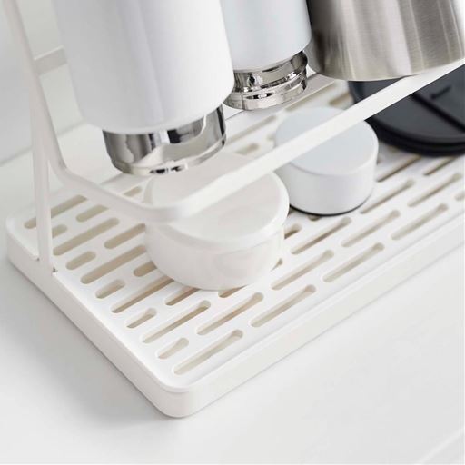 下段は水切りトレー付きでフタやパーツが干せます。