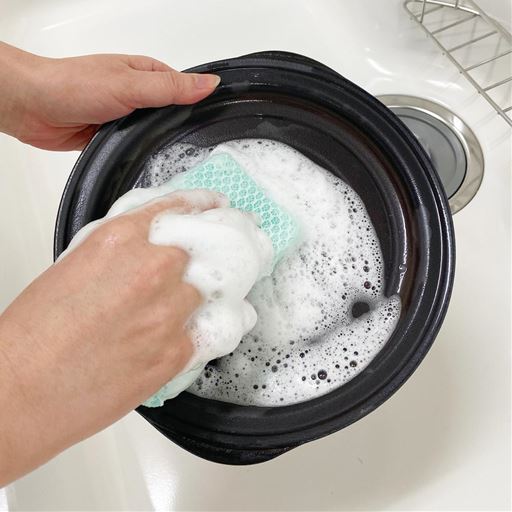 洗い物もこれ1つでOK! コーティングしていないので、金属たわしやブラシも使えます。