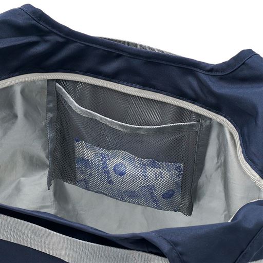 保冷剤が入るメッシュポケット付き。