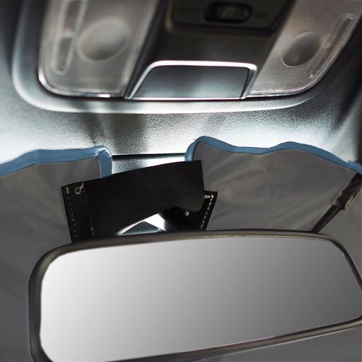 車専用サンシェード <br>スリットでミラーを避けて付けられます。