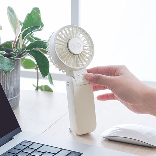 可動ヘッドとカラビナで卓上ファンに!