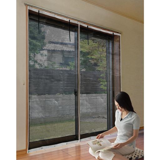 ブラウン(2枚組)<br>付属のS字フック使用でカーテンレールにも設置可能。適度に光を取り入れ、圧迫感もありません。