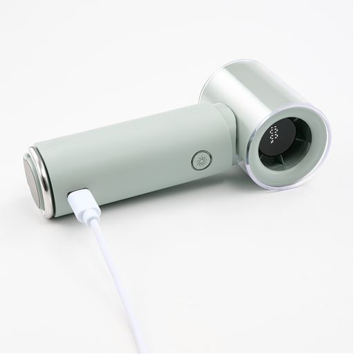 充電も場所を取らず簡単。<br>※コンセントに接続するには別売りのACアダプターが必要です。