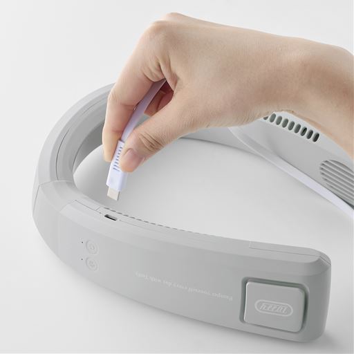 充電も場所を取らず簡単。<br>※コンセントに接続するには別売りのACアダプターが必要です。