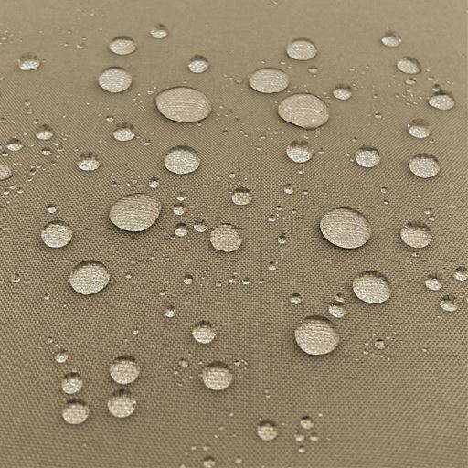 はっ水加工で降り込む雨も防いでくれます。