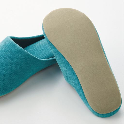 底面にはすべりにくい素材を使用し、パタパタ音がしにくいのもうれしいポイント。