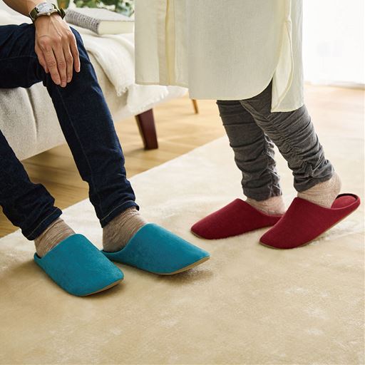 (左から) ターコイズブルーL・レッドM<br>男女で履けるM・Lの2サイズをご用意しました。