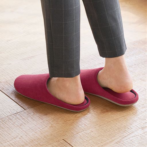 レッド<br>足をしっかりホールドして歩きやすさもアップ!