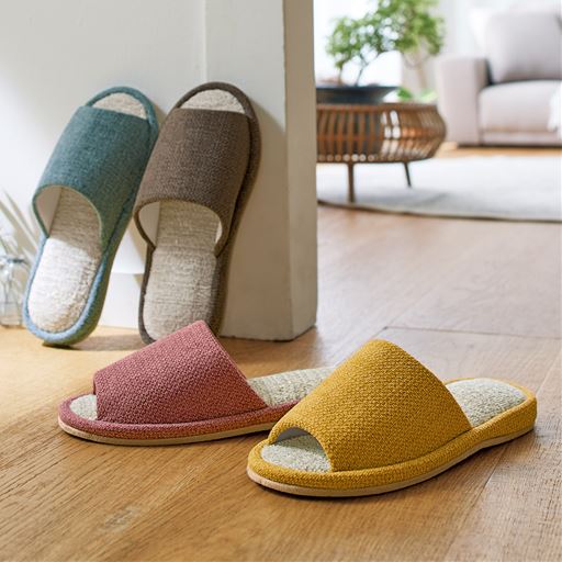 (左から)ブルー・ブラウン・ピンク・イエロー<br>シンプルなカラーとデザインで足元を彩ります。