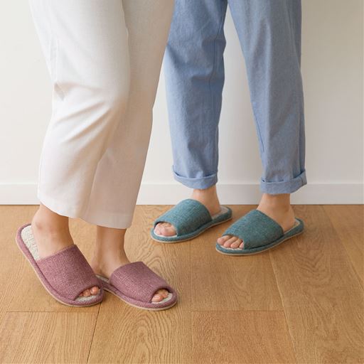 (左から) ピンク M・ブルー L<br>男女お揃いで履けるサイズをご用意。