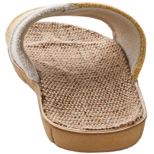 足の形に成型された立体構造のインソールが、足にフィットして歩きやすい。