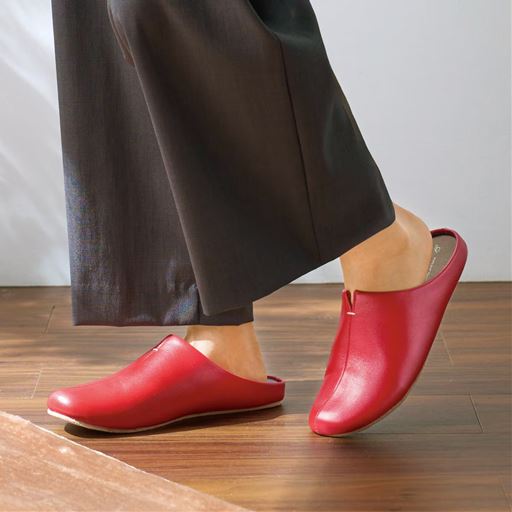 レッド<br>「歩く」ことにこだわりぬいた、ルームズスリッパです。