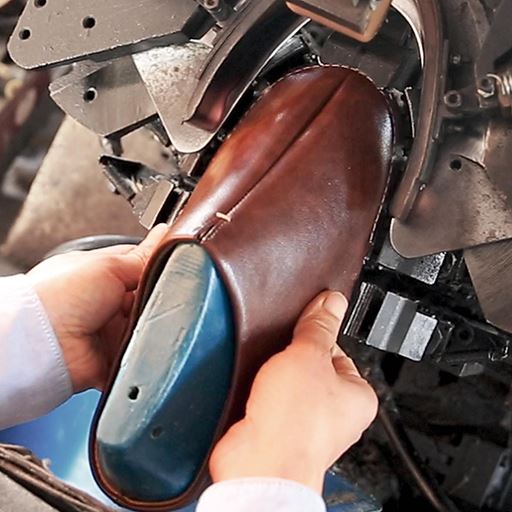 職人が木型を使用し手作業で丁寧に製造しています。