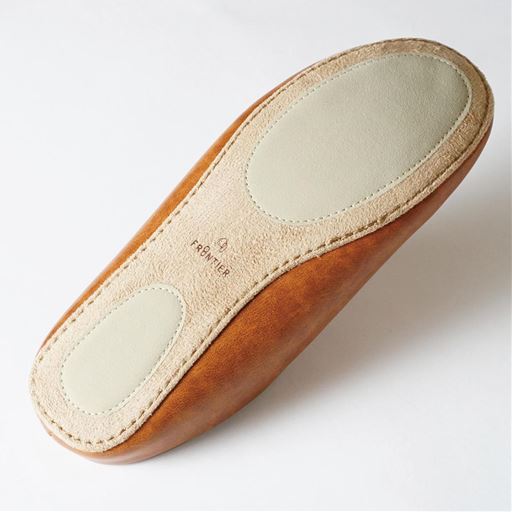 底面は2ケ所にすべり止め付き。