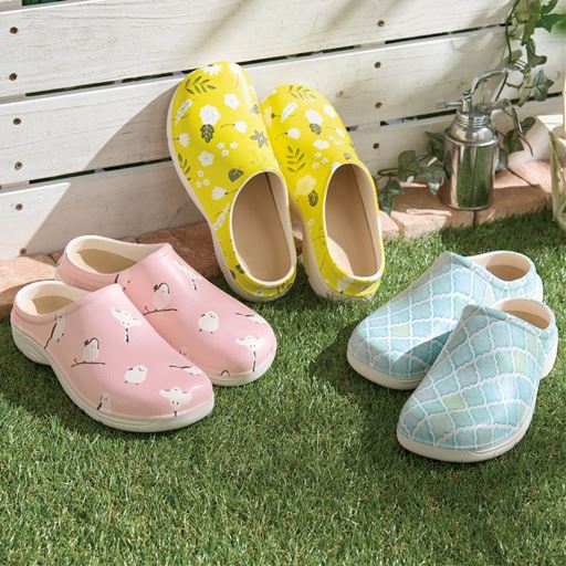 (左から)C(シマエナガ) LL、A(フラワー) L、B(モロッカンタイル) M <br>水に強くて軽くて丈夫! ベランダや庭先で大活躍の丸洗いできる軽量サボシューズです。