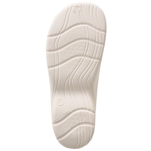 底面はしっかりした靴底ですべりにくい。グリップ感のある厚底。