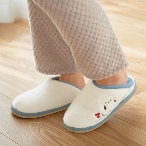 ブルー<br>もふもふファーに甲まですっぽり包まれる幸せ