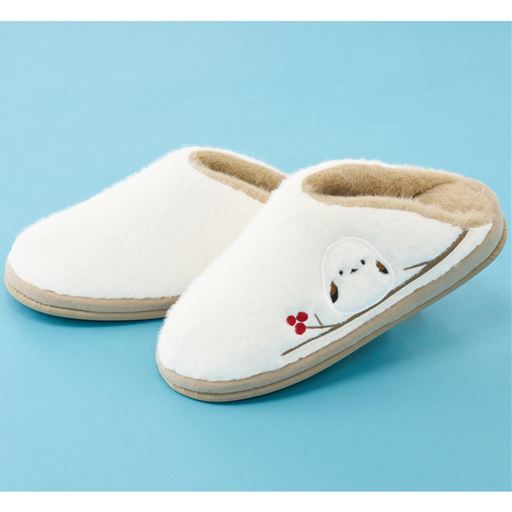 ベージュ<br>かかとに少し高さがあるので疲れにくい