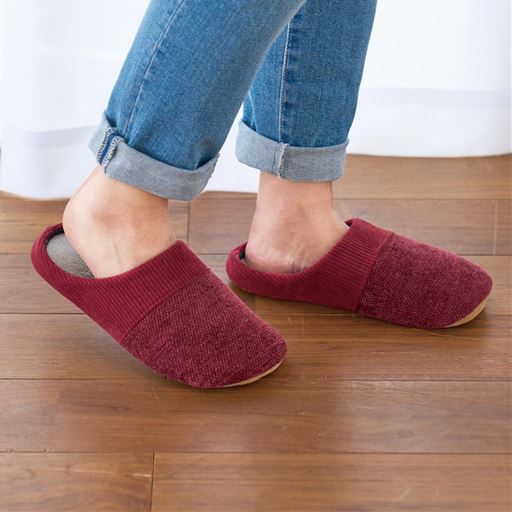 レッドM<br>もふもふシャギー素材が甲まで包み込んであたたかい。