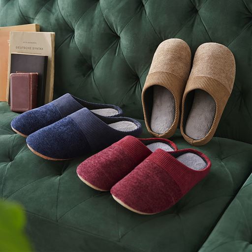 (左から) ネイビーL・ベージュM・レッドM<br>落ち着いたシックな色合い。