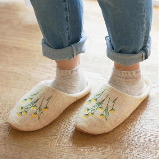 イエロー(ディル)<br>軽やかな履き心地で気分爽やか! ナチュラル刺繍デザインスリッパです。