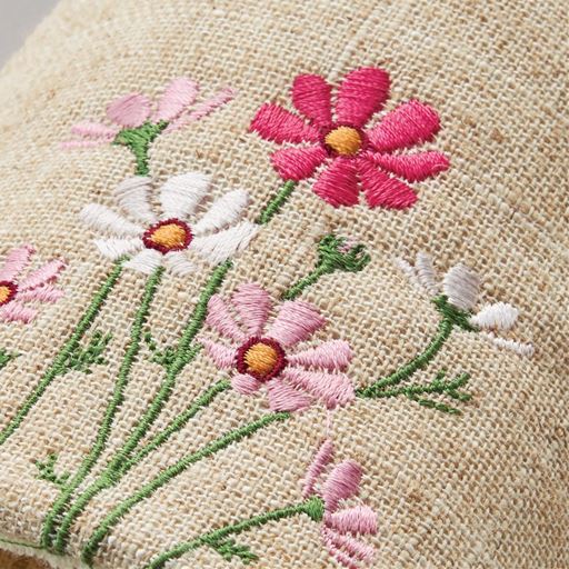 ピンク(コスモス)<br>上品で可愛らしい花モチーフを、繊細な刺繍で表現。
